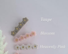 Load image into Gallery viewer, Floral Clip